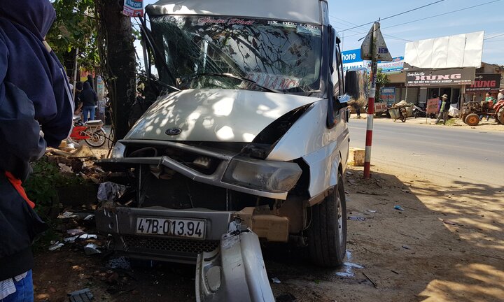 Tránh xe đạp điện, xe khách lao vào tiệm sửa xe trên đường Hồ Chí Minh