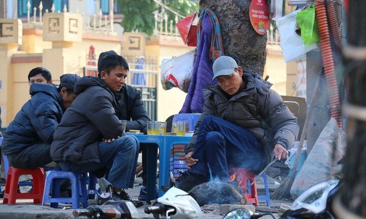 Ảnh: Người dân Hà Nội tìm cách chống chọi đợt rét kỷ lục trong 2 năm qua