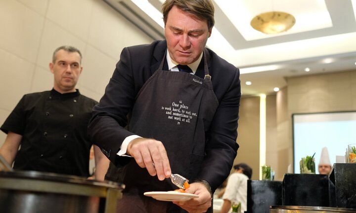 Ảnh: Bộ trưởng Nông nghiệp Bỉ vào bếp rán khoai, cắt thịt giới thiệu ẩm thực địa phương