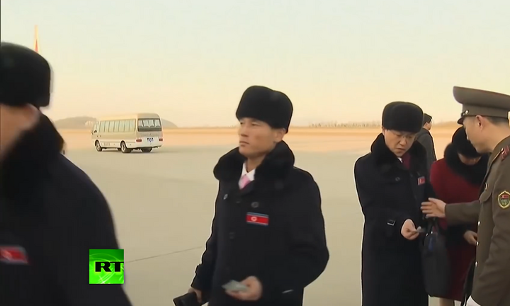 Video: Vận động viên Triều Tiên lên máy bay sang Hàn Quốc dự Thế vận hội mùa đông 2018