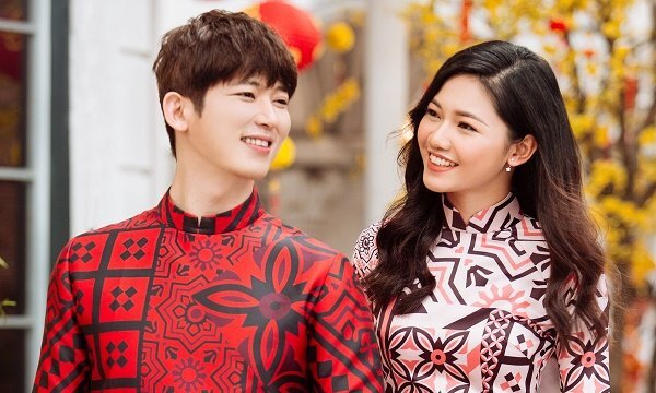 Á hậu Thanh Tú diện áo dài, tình tứ khoác tay hot boy dạo phố