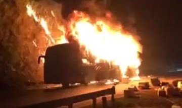 Clip: Xe giường nằm cháy ngùn ngụt trên đèo Pha Đin lúc rạng sáng