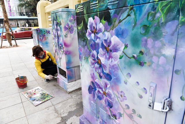 Bốt điện ở Hà Nội vốn nhem nhuốc bỗng hóa 'rừng hoa' đẹp ngỡ ngàng