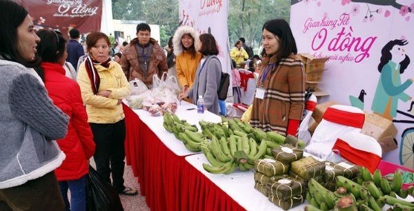 Video: Người nghèo háo hức sắm Tết ở chợ 0 đồng tại Hà Nội