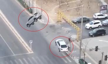 Video: 2 ô tô bay lơ lửng giữa trời như phim viễn tưởng ở Trung Quốc