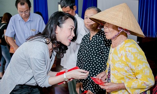 Mỹ Tâm dành tiền bán 20.000 đĩa CD làm từ thiện