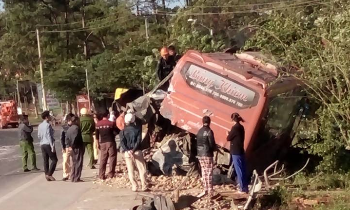 Xe khách va chạm xe tải trên đường Hồ Chí Minh, 5 hành khách thương vong