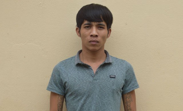 Đi xe máy không đội mũ bảo hiểm còn doạ xử cảnh sát giao thông