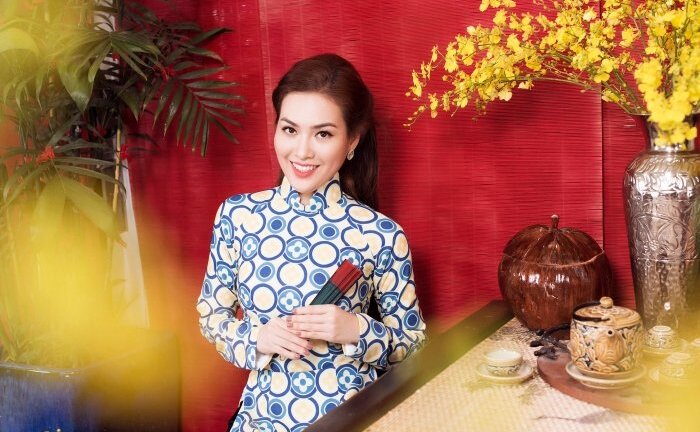 Hoa hậu Diễm Trần diện áo dài hoạ tiết gạch bông trong bộ ảnh đón Tết