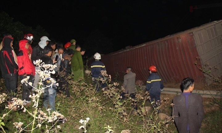 Container trọng tải 50 tấn lật trên quốc lộ đè chết 2 phụ nữ đi bộ