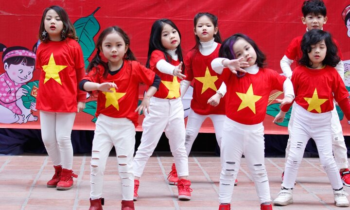Nhóc tỳ Hà thành tưng bừng diễn thời trang tại hội chợ Làm cha me
