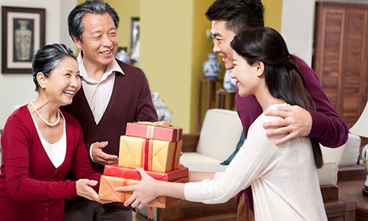 Ra mắt nhà người yêu dịp Tết nên tặng quà gì?