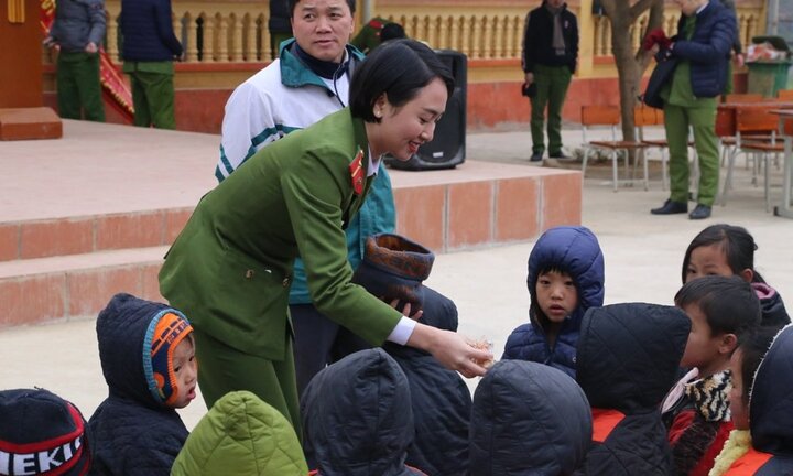 Sinh viên Học viện cảnh sát tặng quà cho người dân, học sinh Mù Cang Chải trước Tết