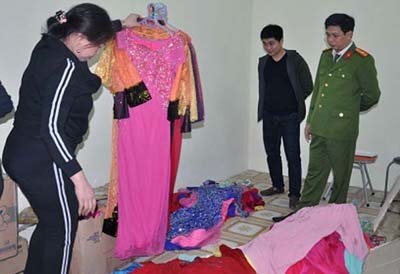 Bắt giữ nhóm côn đồ ném dầu luyn pha mắm tôm làm hỏng hơn 300 bộ áo dài