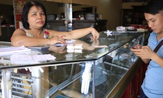 Chủ tiệm vàng kể khoảnh khắc tên cướp đập vỡ kính, vơ vét nữ trang