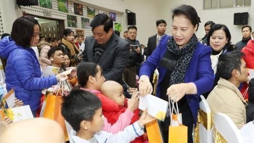 Chủ tịch Quốc hội tặng quà Tết cho bệnh nhi ung thư