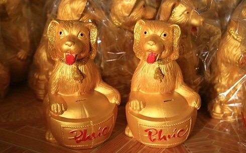 Chó vàng tài lộc bằng gốm hút khách dịp Tết Mậu Tuất