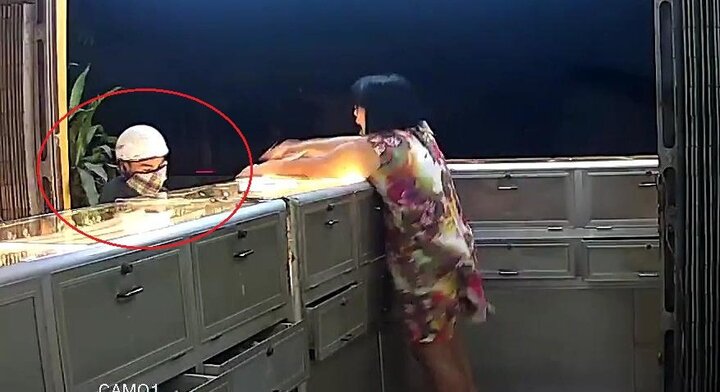 Clip: Kẻ bịt mặt đập kính cướp tiệm vàng trong 10 giây ở Bình Dương