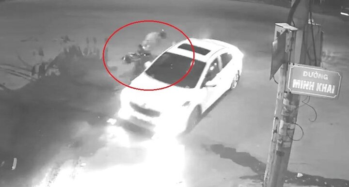 Clip: Exciter phóng điên cuồng, tông sầm vào ô tô đang sang đường