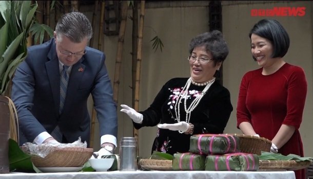 Video: Xem Đại sứ Mỹ gói bánh chưng buộc lạt đón Tết