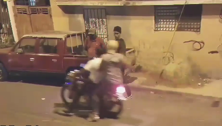 Video: Hùng hổ cầm dao đi cướp, bị lột cả điện thoại lẫn xe máy