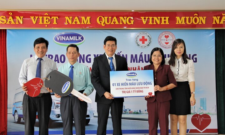 Vinamilk tặng xe hiến máu 1 tỷ đồng cho Trung tâm hiến máu nhân đạo TP.HCM