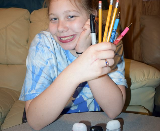 Mắc bệnh ‘lạ’, cô bé ngộ độc vì ăn bút chì