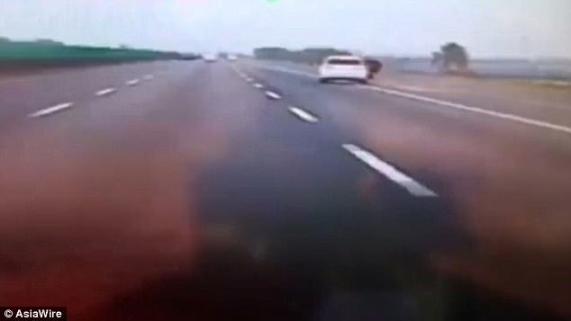Video: Cãi nhau với người yêu, cô gái nhảy khỏi ô tô đang phóng 100 km/h