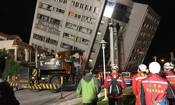 Video, ảnh: Nhà cao tầng nghiêng ngả, đường sá nứt toác sau động đất ở Đài Loan