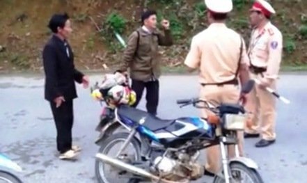 Bị lập biên bản, tài xế rút dao đâm 2 CSGT Bến Tre