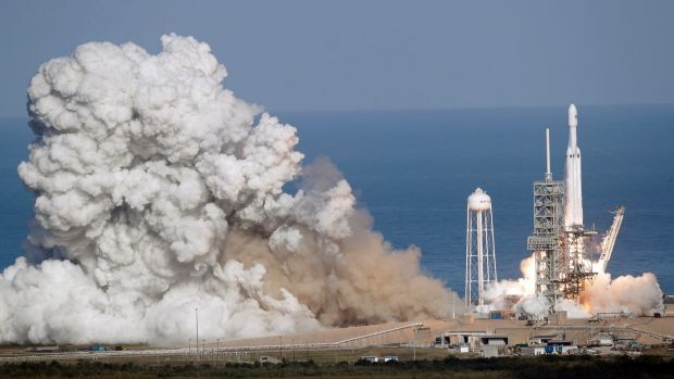 Video: Space X phóng thành công tên lửa mạnh nhất thế giới mang theo xe điện