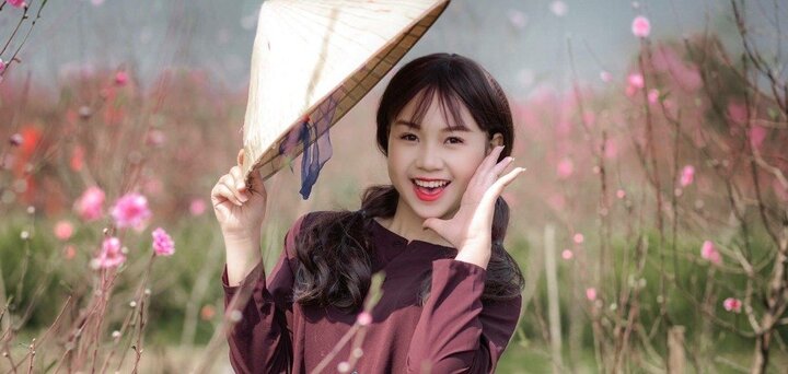 Hot girl Tuyên Quang khoe sắc bên đào Xuân