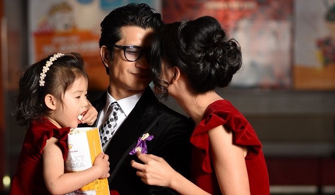 Vợ chồng Dustin Nguyễn trao nhau nụ hôn nồng nàn trên thảm đỏ