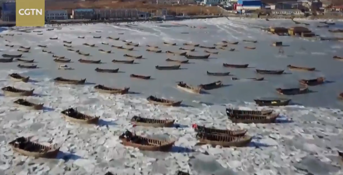 Video: Lạnh kỷ lục, hàng nghìn tàu cá Trung Quốc kẹt cứng trong băng
