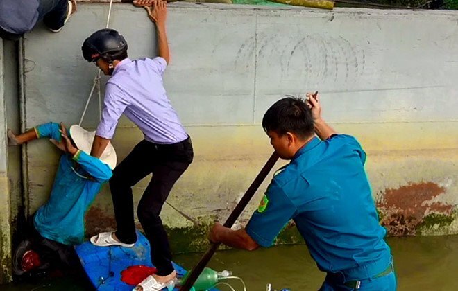 Cố chạy xuồng qua nắp cống đang đóng, người đàn ông bị nghiền nát chân
