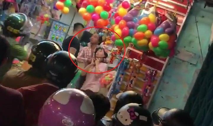 Clip: Cảnh sát hạ gục kẻ cầm dao, giải cứu con tin như phim hành động