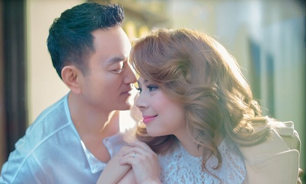 Thanh Thảo rạng rỡ, quấn quýt tình tứ bên bạn trai Việt kiều