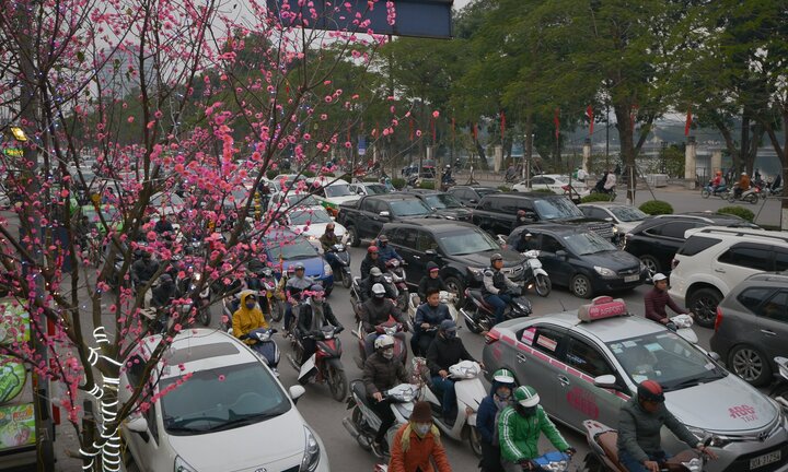 Nỗi sợ hãi của người Hà Nội khi ra đường ngày giáp Tết