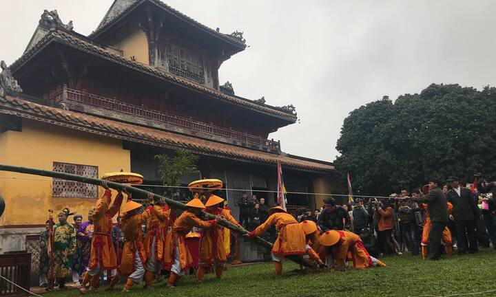 Khách Tây thích thú xem lễ dựng nêu ngày Tết trong hoàng cung triều Nguyễn