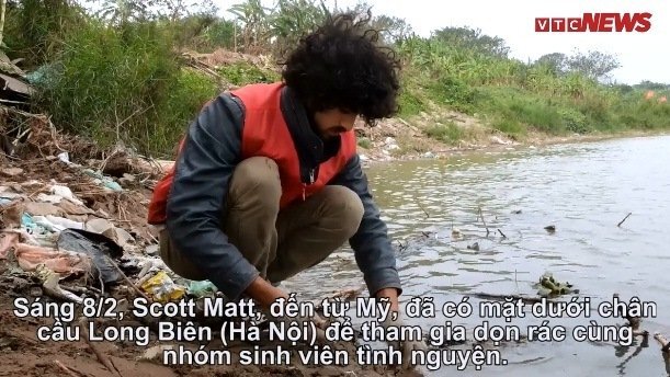 Chàng trai Mỹ dọn rác dưới chân cầu Long Biên ngày ông Công, ông Táo