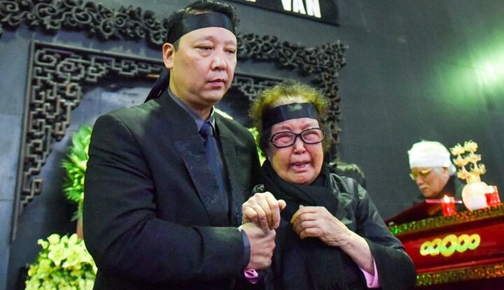 Vợ nhạc sĩ Hoàng Vân khóc nghẹn ngày đưa chồng về nơi cuối cùng của kiếp người