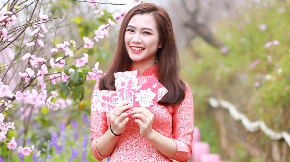 Nữ sinh xinh đẹp Đại học FPT hóa 'nàng thơ’ giữa vườn hoa xuân