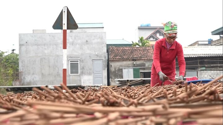 Ảnh: Làng làm hương Cao Thôn nhộn nhịp vào vụ Tết