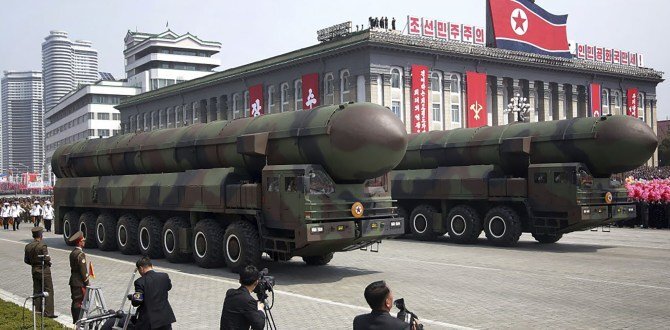 Video: Triều Tiên duyệt binh rầm rộ với dàn tên lửa đạn đạo xuyên lục địa