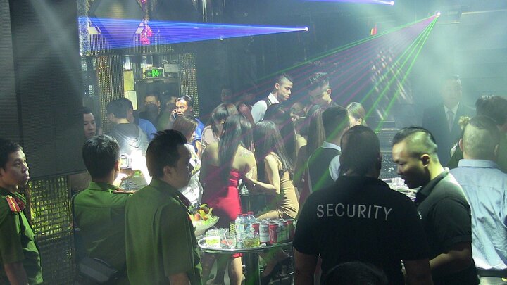 Hơn trăm cảnh sát đột kích quán bar, phát hiện nhiều ma túy và hung khí
