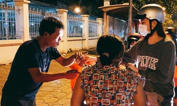 Hồ Ngọc Hà đeo khẩu trang, lặng lẽ đi từ thiện lúc nửa đêm