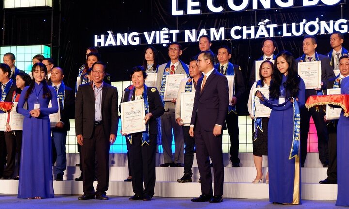 Nam Phương Food vinh dự đón nhận danh hiệu Hàng Việt Nam chất lượng cao năm 2018