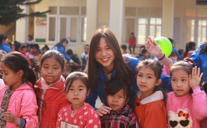 Sinh viên Ngoại Thương trao quà Tết cho học sinh nghèo Hòa Bình