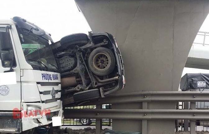 Xe ô tô con bị tông bay lên dải phân cách trên quốc lộ 5, 3 người nhập viện