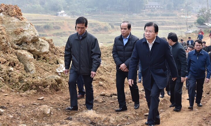 Phó Thủ tướng thăm và trao quà Tết cho người dân vùng bị sạt lở đất ở Hòa Bình